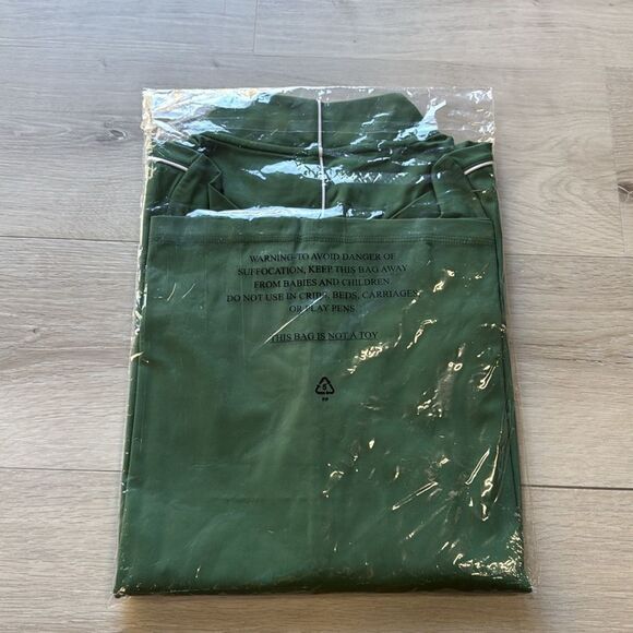 VINEYARD VINES Golf Core Quarter Zip Pull Over GREEN size Small
NWT in packaging - Picture 4 of 4